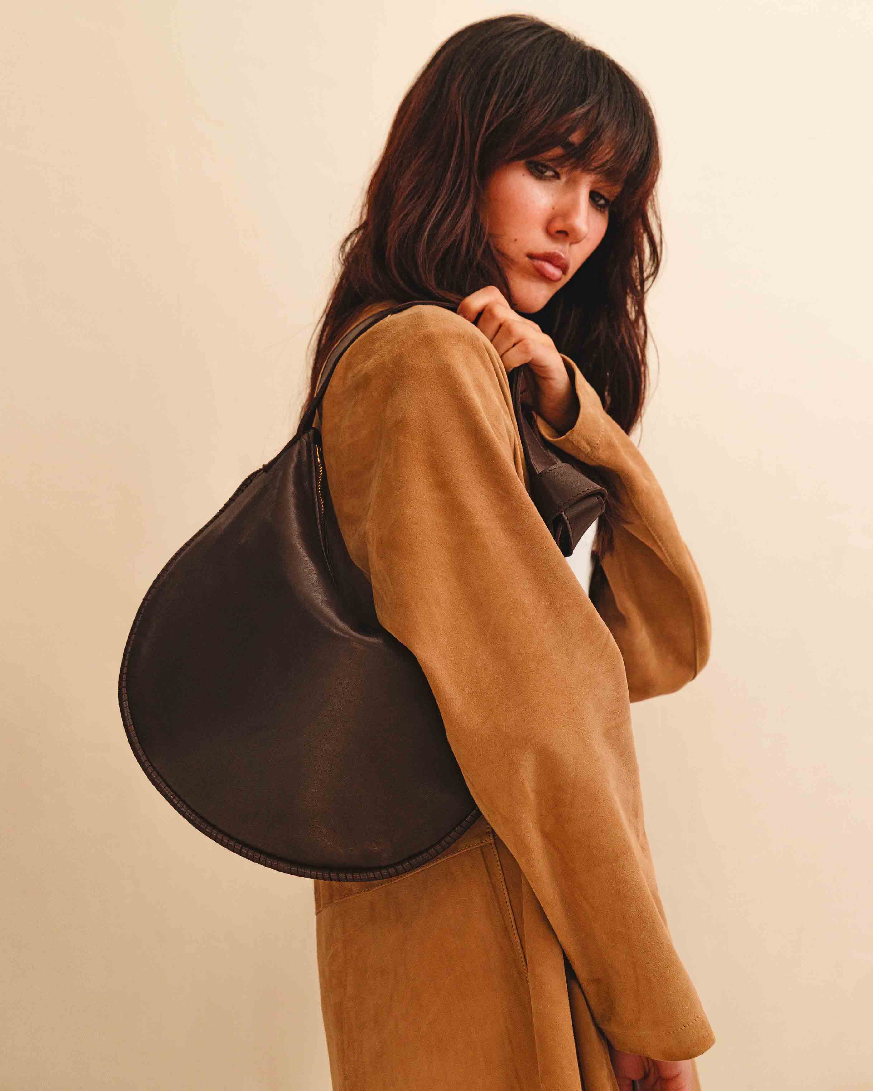 LABEL17's Shoulder Bag Saddle IVY Medium in Darkbrown, made of finest Lamb-Nappa, hand-crafted in Morocco