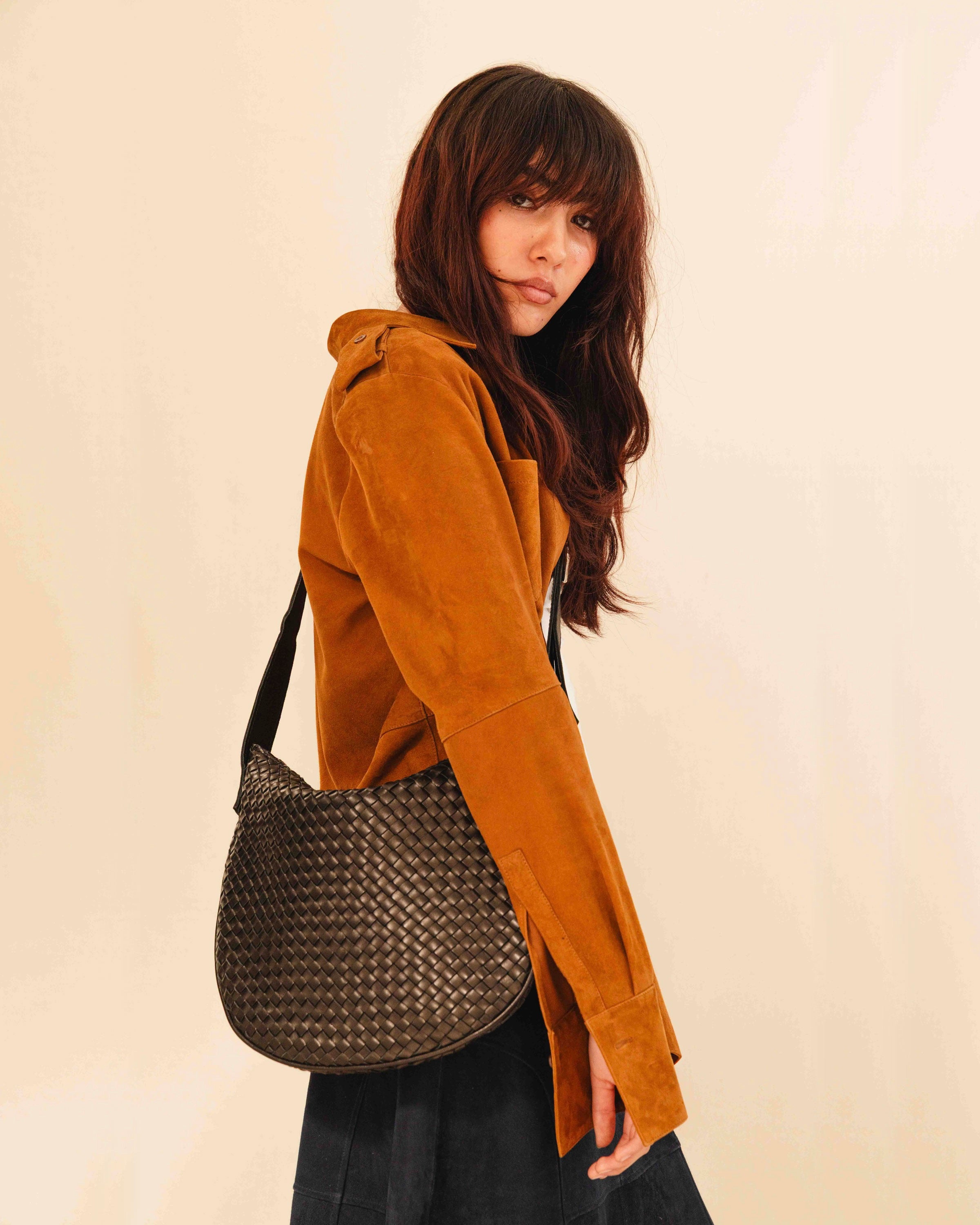 Die SHOULDER BAG SADDLE LUNA Medium von LABEL17 ist aus feinstem, pflanzlich gegerbtem Nappaleder von Hand geflochten. Die Tasche hat einen Reissverschluss und einen ledergefütterten Innenraum mit Seitenfach. Dank dem verstellbaren Schulterriemen ist sie als Schultertasche oder Crossbody zu tragen.