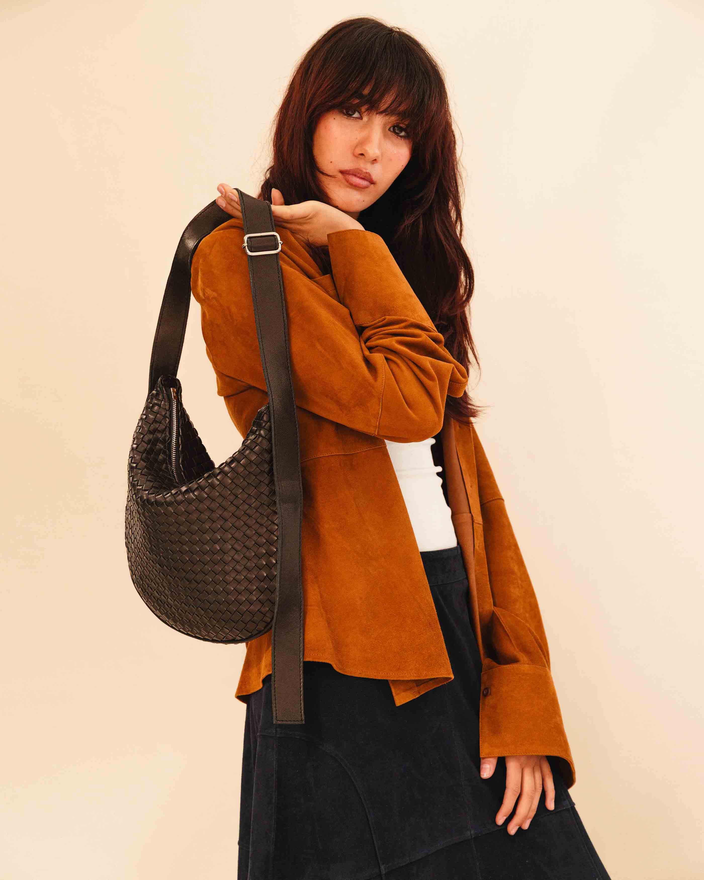 Die SHOULDER BAG SADDLE LUNA Medium von LABEL17 ist aus feinstem, pflanzlich gegerbtem Nappaleder von Hand geflochten. Die Tasche hat einen Reissverschluss und einen ledergefütterten Innenraum mit Seitenfach. Dank dem verstellbaren Schulterriemen ist sie als Schultertasche oder Crossbody zu tragen.