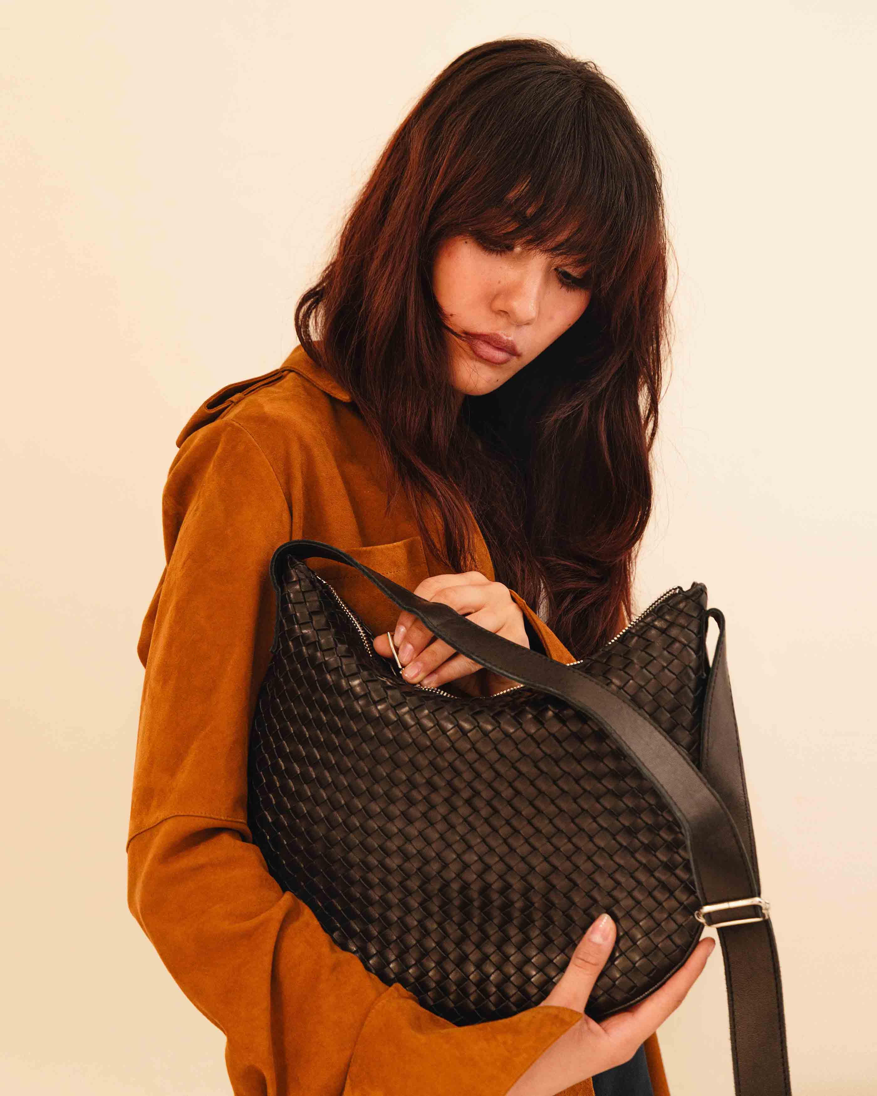 Die SHOULDER BAG SADDLE LUNA Medium von LABEL17 ist aus feinstem, pflanzlich gegerbtem Nappaleder von Hand geflochten. Die Tasche hat einen Reissverschluss und einen ledergefütterten Innenraum mit Seitenfach. Dank dem verstellbaren Schulterriemen ist sie als Schultertasche oder Crossbody zu tragen.