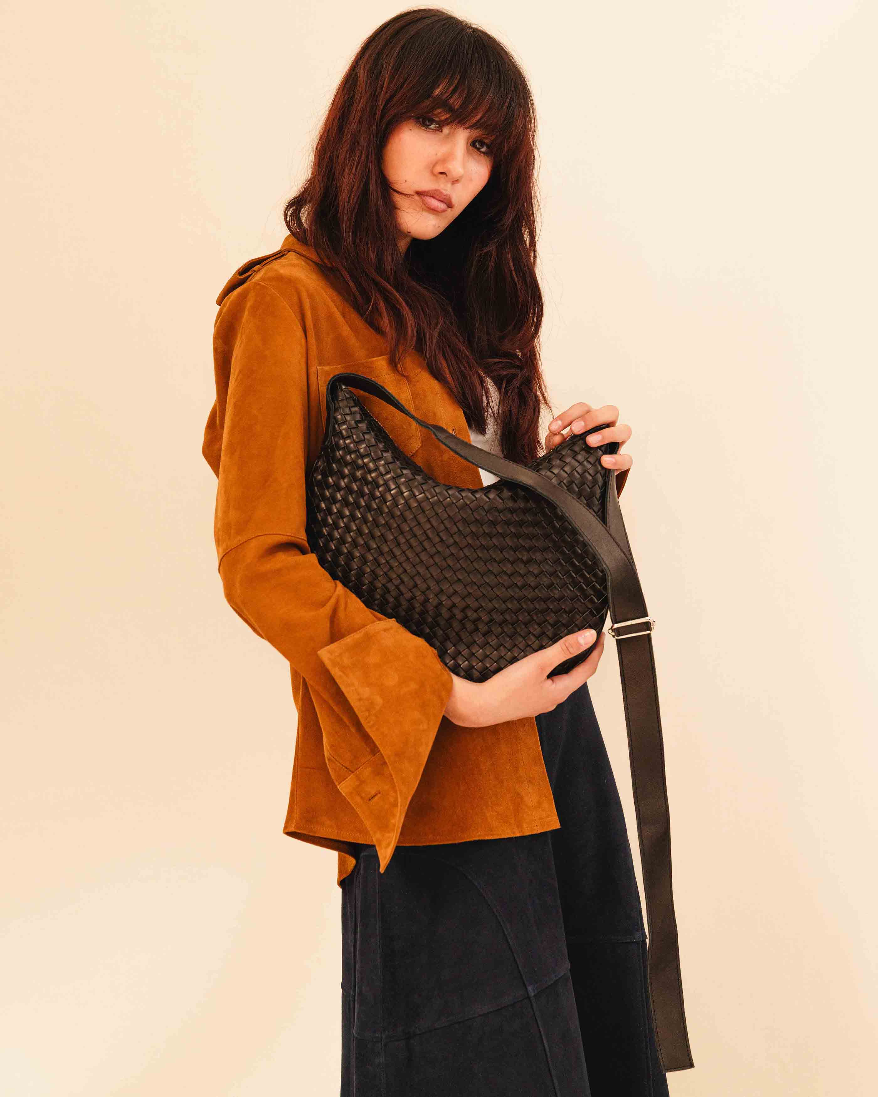 Die SHOULDER BAG SADDLE LUNA Medium von LABEL17 ist aus feinstem, pflanzlich gegerbtem Nappaleder von Hand geflochten. Die Tasche hat einen Reissverschluss und einen ledergefütterten Innenraum mit Seitenfach. Dank dem verstellbaren Schulterriemen ist sie als Schultertasche oder Crossbody zu tragen.