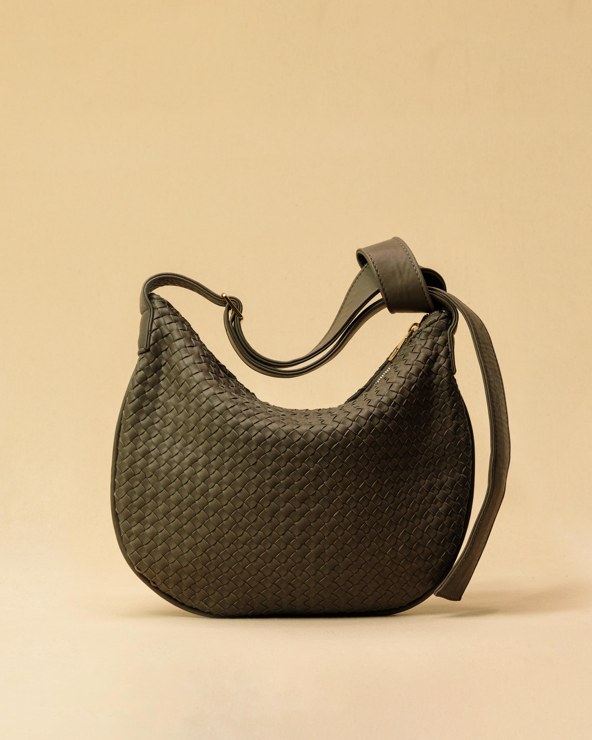 Die SHOULDER BAG SADDLE LUNA Medium von LABEL17 ist aus feinstem, pflanzlich gegerbtem Nappaleder von Hand geflochten. Die Tasche hat einen Reissverschluss und einen ledergefütterten Innenraum mit Seitenfach. Dank dem verstellbaren Schulterriemen ist sie als Schultertasche oder Crossbody zu tragen.