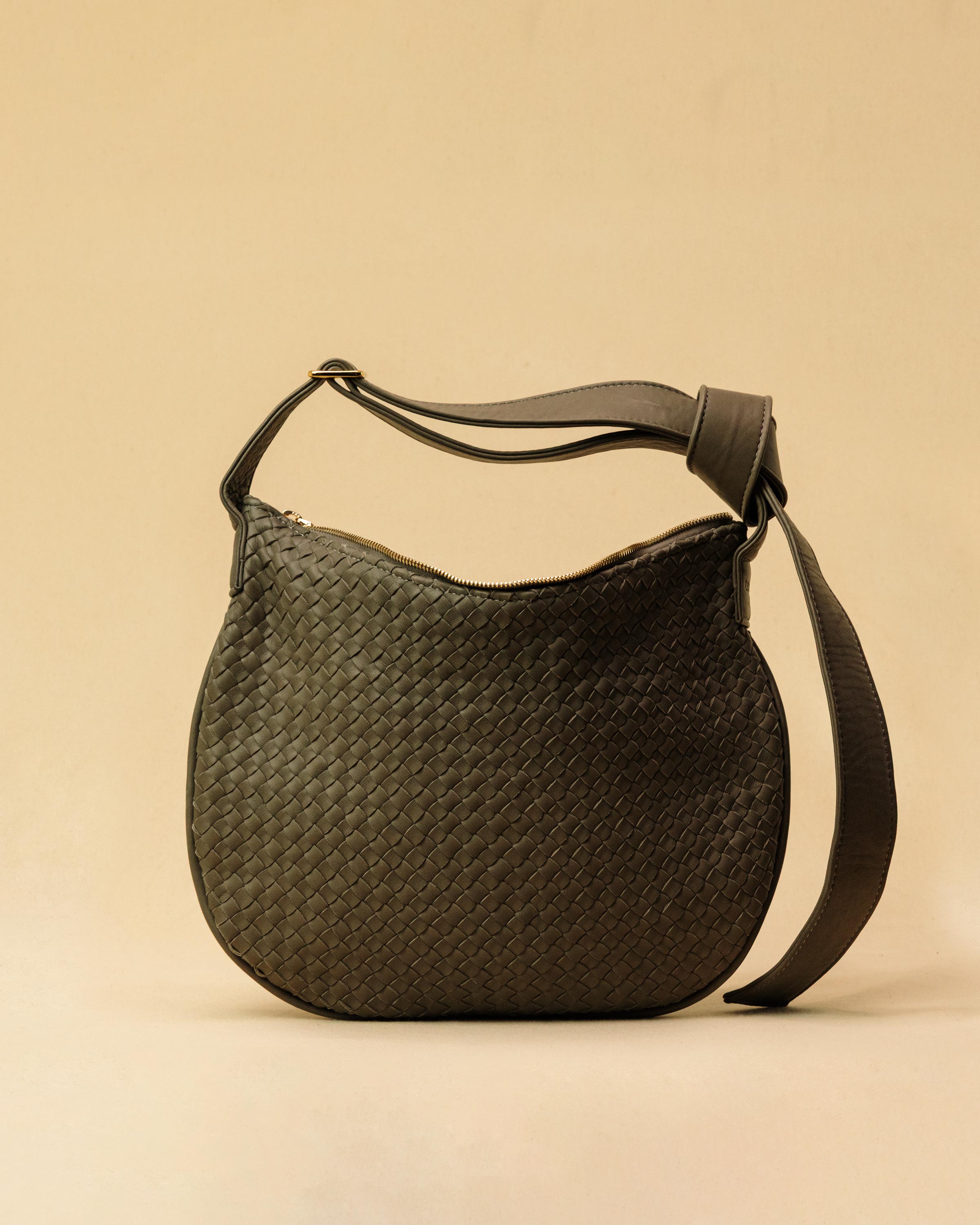 Die SHOULDER BAG SADDLE LUNA Medium von LABEL17 ist aus feinstem, pflanzlich gegerbtem Nappaleder von Hand geflochten. Die Tasche hat einen Reissverschluss und einen ledergefütterten Innenraum mit Seitenfach. Dank dem verstellbaren Schulterriemen ist sie als Schultertasche oder Crossbody zu tragen.