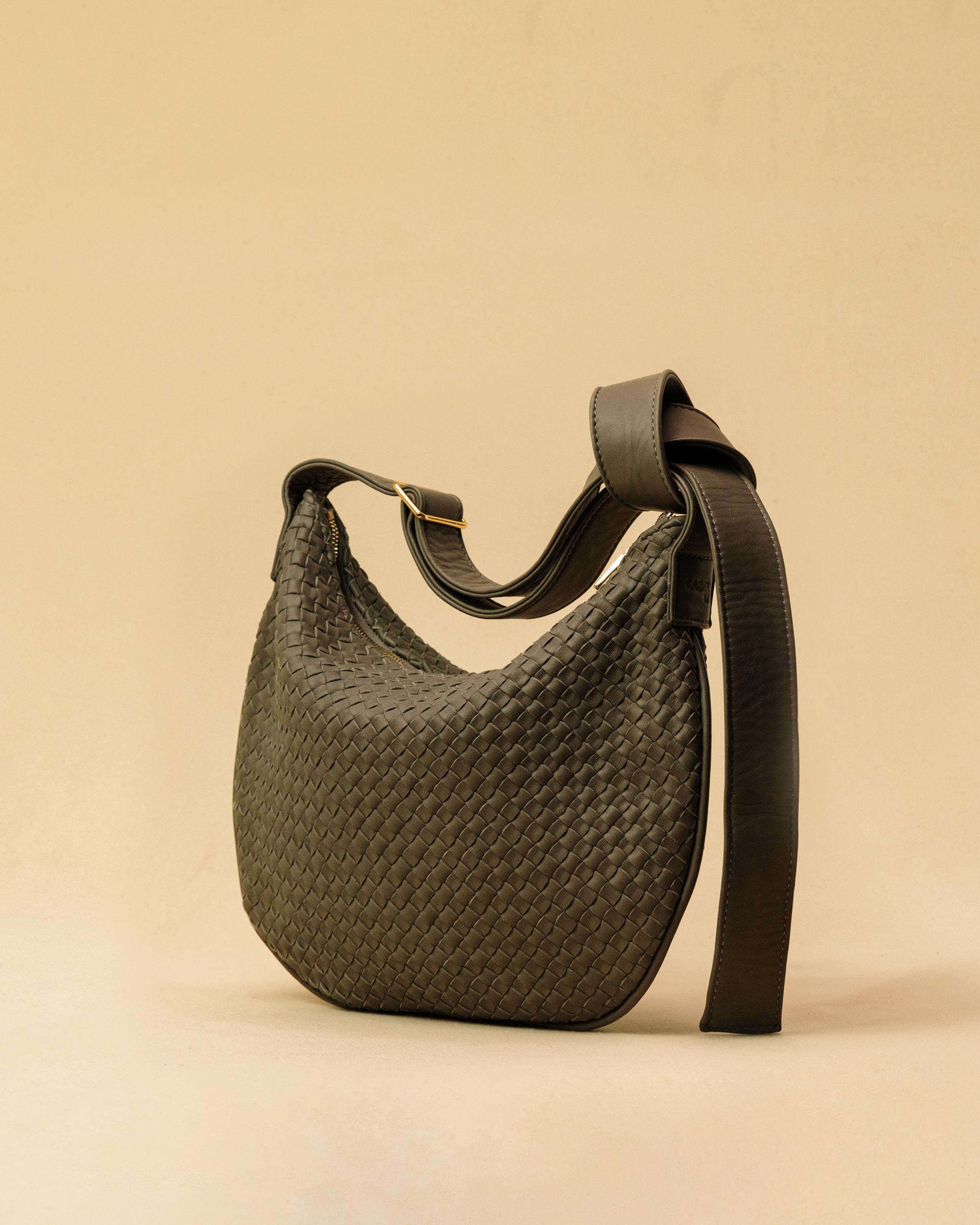 Die SHOULDER BAG SADDLE LUNA Medium von LABEL17 ist aus feinstem, pflanzlich gegerbtem Nappaleder von Hand geflochten. Die Tasche hat einen Reissverschluss und einen ledergefütterten Innenraum mit Seitenfach. Dank dem verstellbaren Schulterriemen ist sie als Schultertasche oder Crossbody zu tragen.