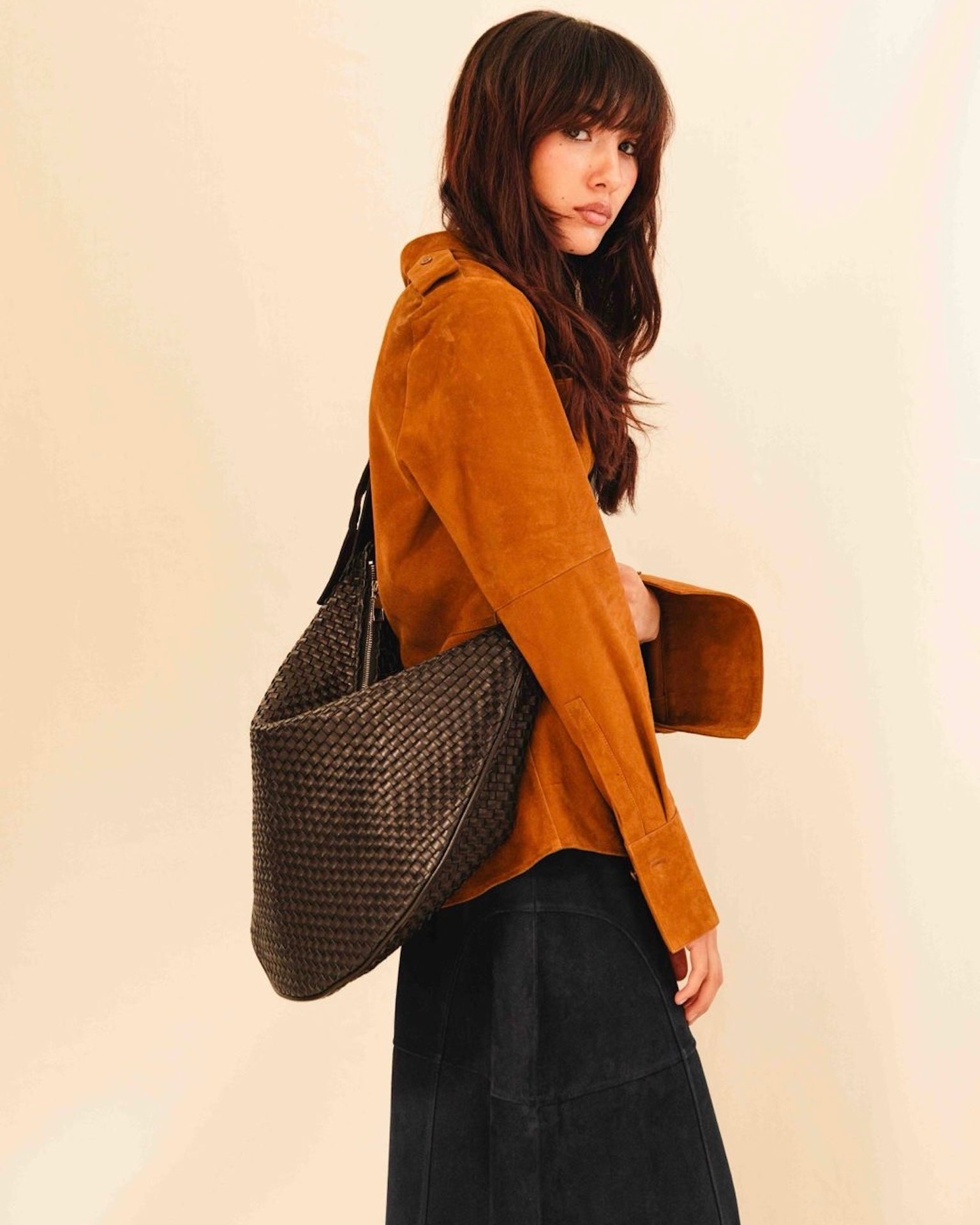 The Saddle Bag LUNA by LABEL17 is hand-braided from the finest vegetable-tanned nappa leather. Its softly curved saddle shape is elegantly defined by a delicate piped seam, allowing it to rest comfortably against the body. It features a zip closure, a leather-lined interior, and a secure inner pocket. The adjustable strap allows for shoulder or crossbody wear – a versatile companion for every day. Handmade in Morocco.