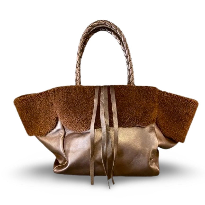 Die Shoulder Bag Shearling Ivy von LABEL17 S hat lange, von Hand geflochtene, Schulterhenkeln und ist aus geschmeidigem, pflanzlich gegerbtem Lamm-Nappaleder und Merino-Lammfell (Italien) gefertigt.