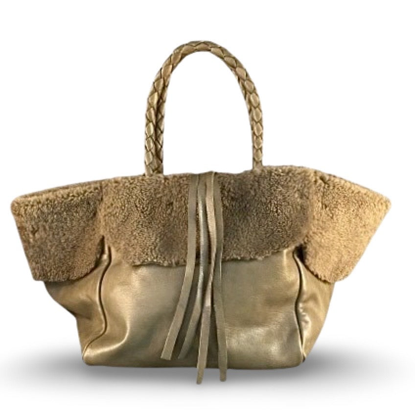 Die Shoulder Bag Shearling Ivy von LABEL17 S hat lange, von Hand geflochtene, Schulterhenkeln und ist aus geschmeidigem, pflanzlich gegerbtem Lamm-Nappaleder und Merino-Lammfell (Italien) gefertigt.