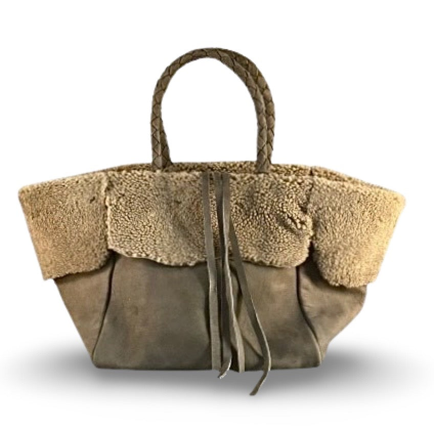Die Shoulder Bag Shearling Ivy von LABEL17 S hat lange, von Hand geflochtene, Schulterhenkeln und ist aus geschmeidigem, pflanzlich gegerbtem Lamm-Nappaleder und Merino-Lammfell (Italien) gefertigt.