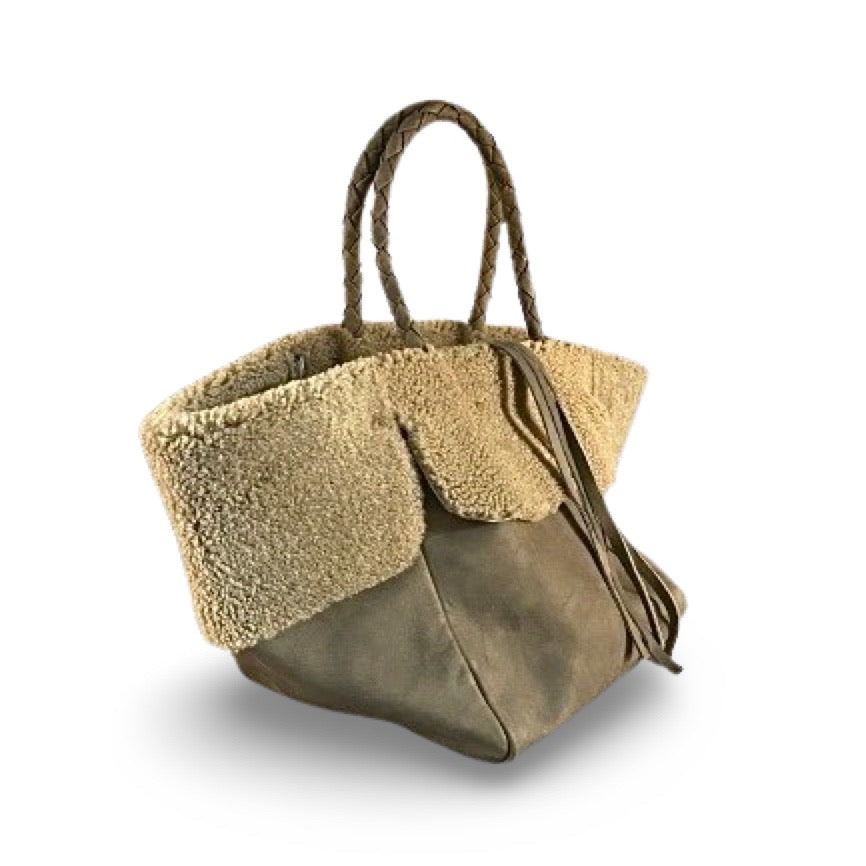 Die Shoulder Bag Shearling Ivy von LABEL17 S hat lange, von Hand geflochtene, Schulterhenkeln und ist aus geschmeidigem, pflanzlich gegerbtem Lamm-Nappaleder und Merino-Lammfell (Italien) gefertigt.