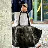 LABEL17 Shoulder Bag  Tresse: Leichte Schultertasche, von Hand geflochten, geschmeidiges, pflanzlich gegerbtes Lamm-Nappaleder, Farbe schwarz