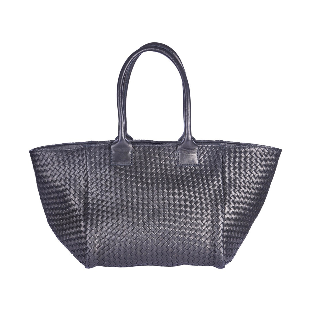 LABEL17 Shoulder Bag Tresse: Leichte Schultertasche, von Hand geflochten, geschmeidiges, pflanzlich gegerbtes Lamm-Nappaleder, Farbe schwarz