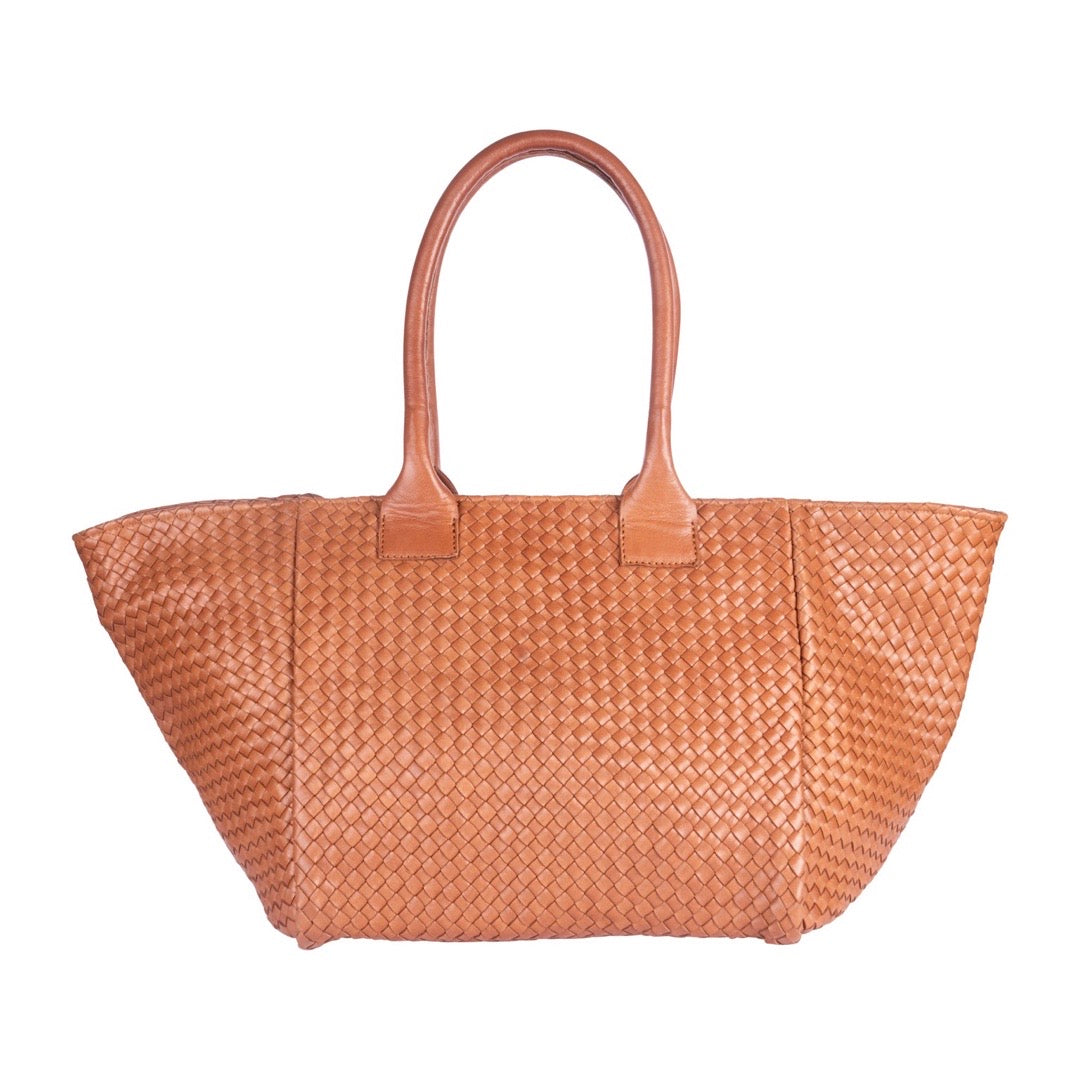 LABEL17 Shoulder Bag Tresse: Leichte Schultertasche, von Hand geflochten, geschmeidiges, pflanzlich gegerbtes Lamm-Nappaleder, Farbe cognac