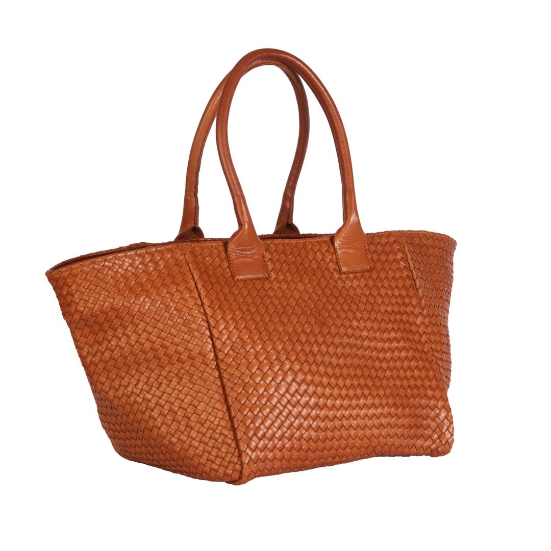 LABEL17 Shoulder Bag Tresse: Leichte Schultertasche, von Hand geflochten, geschmeidiges, pflanzlich gegerbtes Lamm-Nappaleder, Farbe cognac