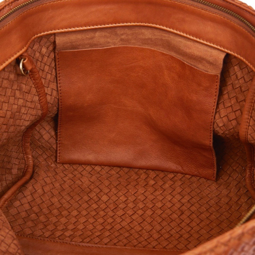 LABEL17 Innenansicht mit integrierter Innentasche Shoulder Bag Tresse: Leichte Schultertasche, von Hand geflochten, geschmeidiges, pflanzlich gegerbtes Lamm-Nappaleder, Farbe cognac