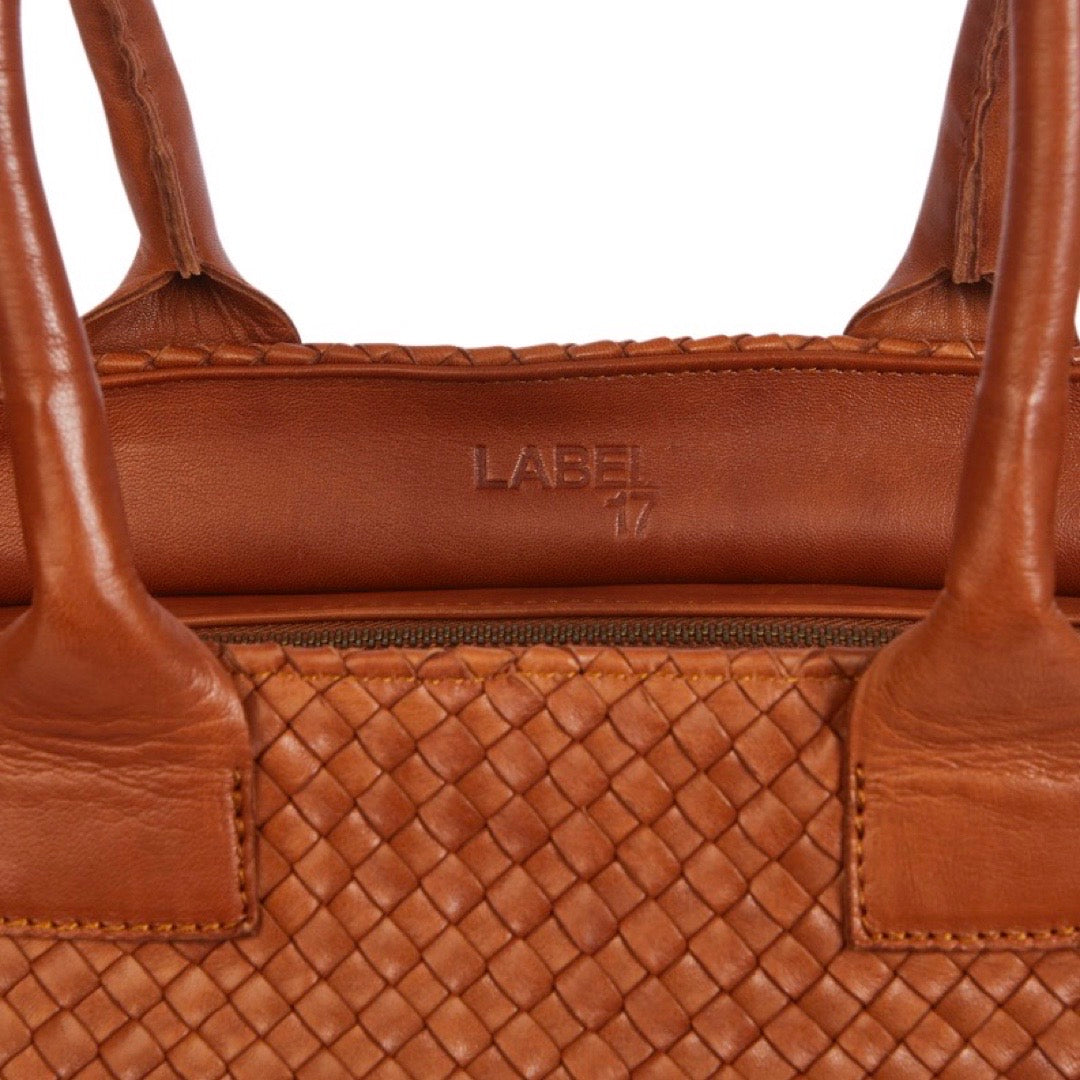 LABEL17 Shoulder Bag Tresse: Leichte Schultertasche, von Hand geflochten, geschmeidiges, pflanzlich gegerbtes Lamm-Nappaleder, Farbe cognac