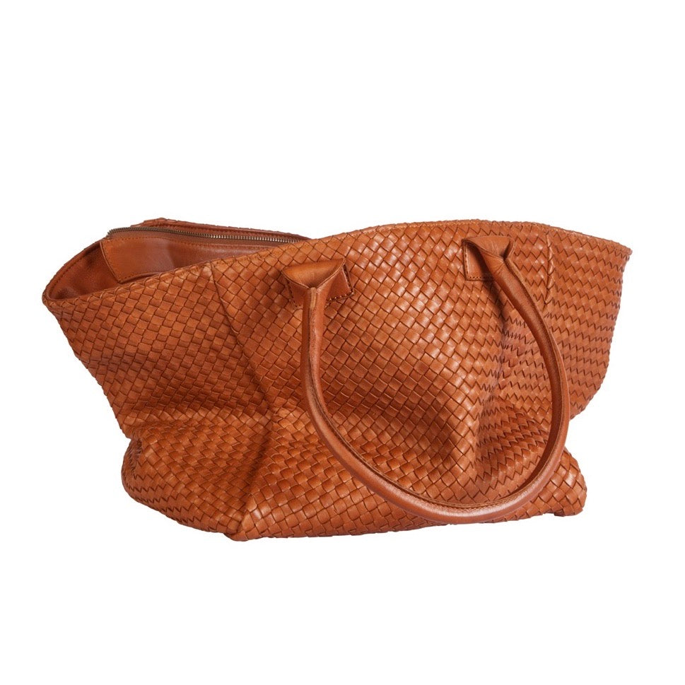 LABEL17 Shoulder Bag Tresse: Leichte Schultertasche, von Hand geflochten, geschmeidiges, pflanzlich gegerbtes Lamm-Nappaleder, Farbe cognac