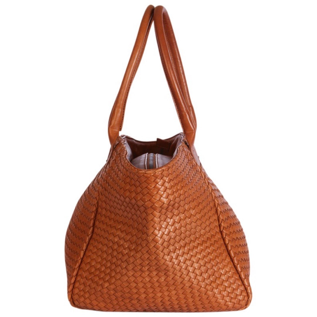 LABEL17 Shoulder Bag Tresse: Leichte Schultertasche, von Hand geflochten, geschmeidiges, pflanzlich gegerbtes Lamm-Nappaleder, Farbe cognac