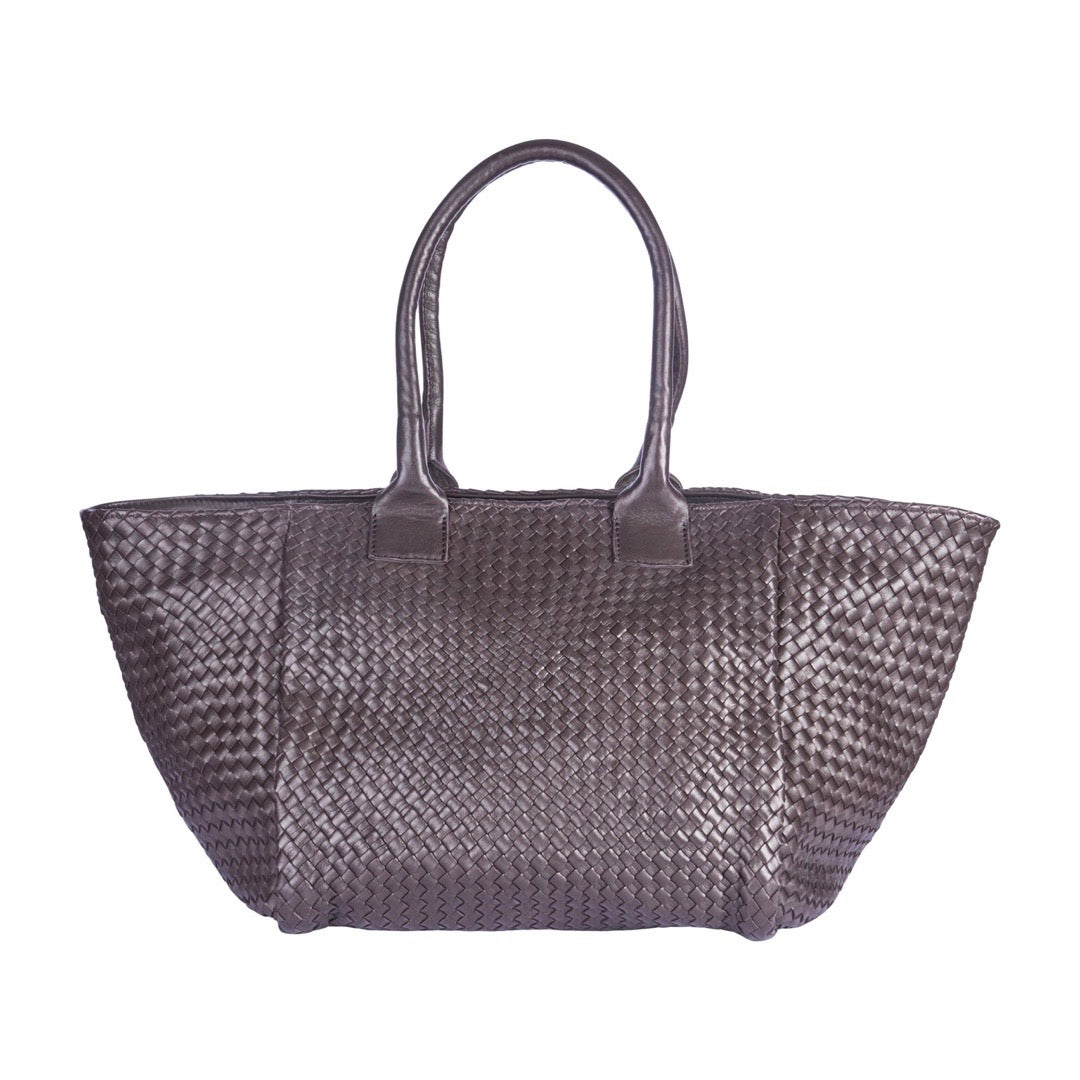 LABEL17 Shoulder Bag Tresse: Leichte Schultertasche, von Hand geflochten, geschmeidiges, pflanzlich gegerbtes Lamm-Nappaleder, Farbe dunkelbraun