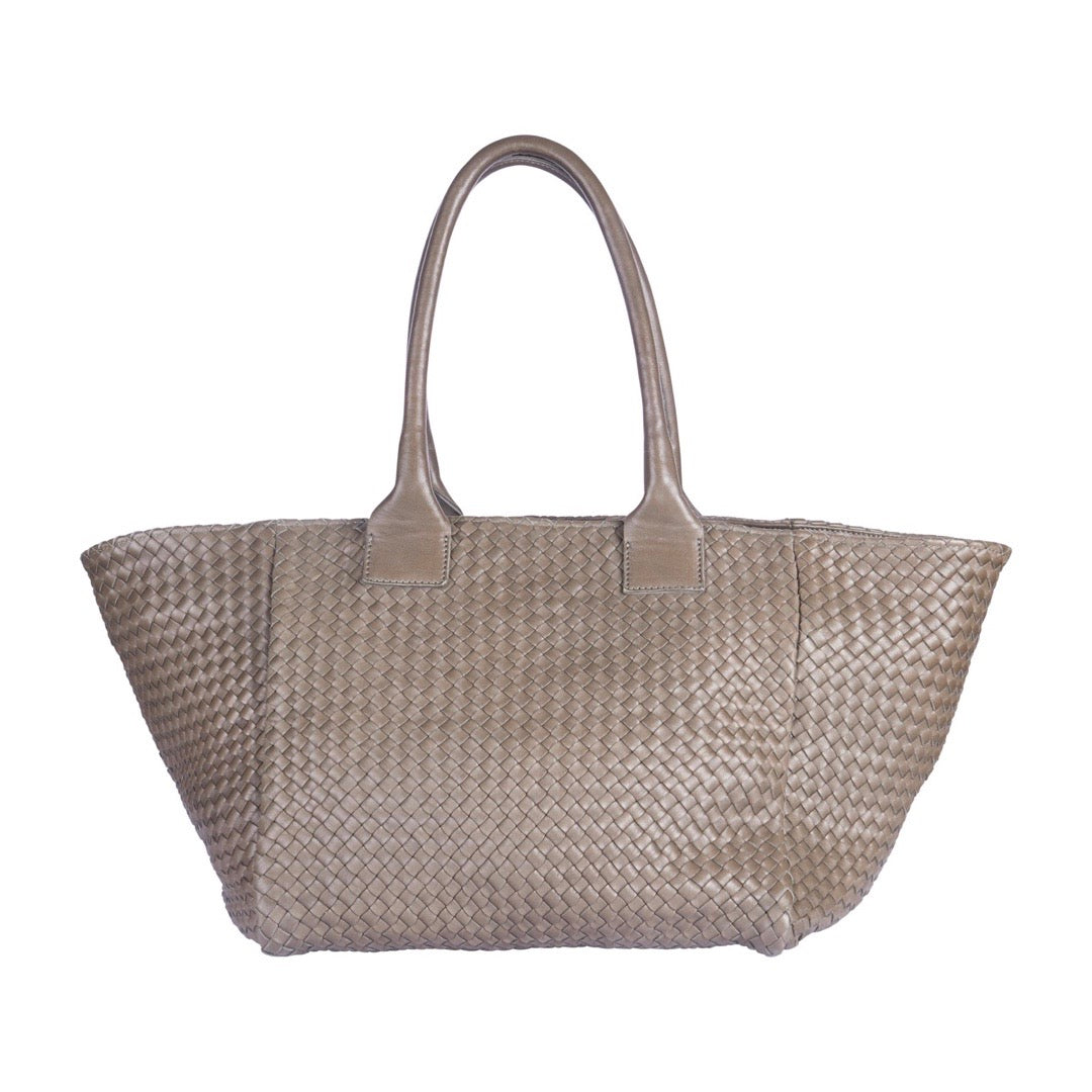 LABEL17 Shoulder Bag Tresse: Leichte Schultertasche, von Hand geflochten, geschmeidiges, pflanzlich gegerbtes Lamm-Nappaleder, Farbe olive