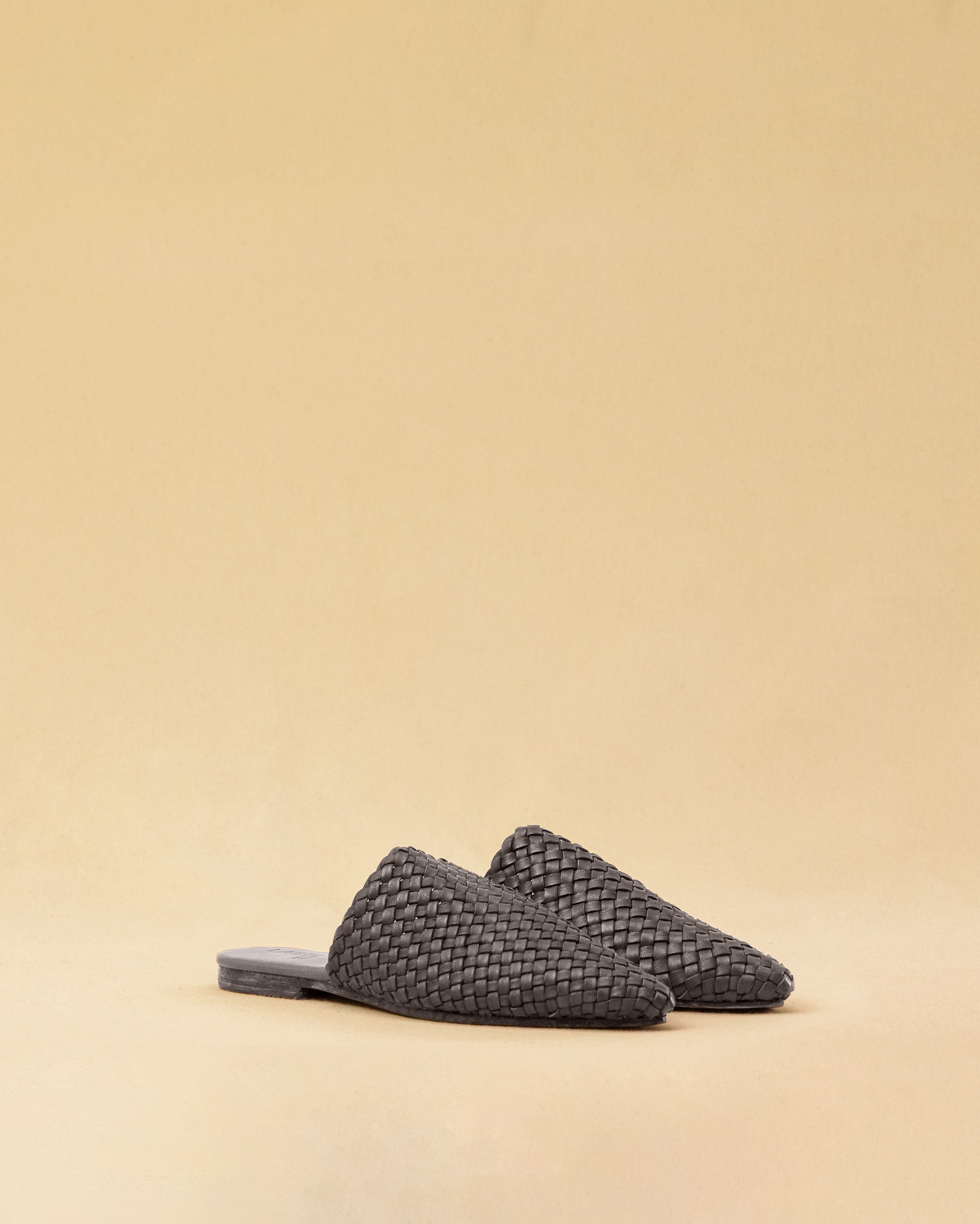 The Braided Mules COCO by LABEL17 are crafted from the finest vegetable-tanned lamb nappa leather and meticulously hand-braided. The delicate leather sole with a 1.5 cm heel ensures exceptional comfort and a refined silhouette. Handmade in Morocco.