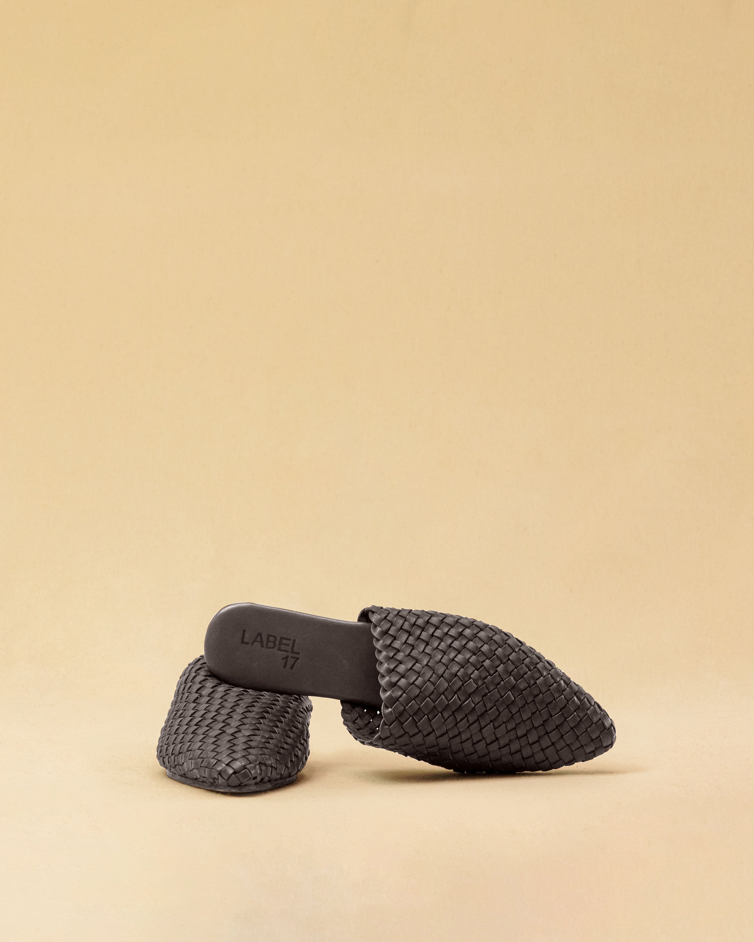 The Braided Mules COCO by LABEL17 are crafted from the finest vegetable-tanned lamb nappa leather and meticulously hand-braided. The delicate leather sole with a 1.5 cm heel ensures exceptional comfort and a refined silhouette. Handmade in Morocco.