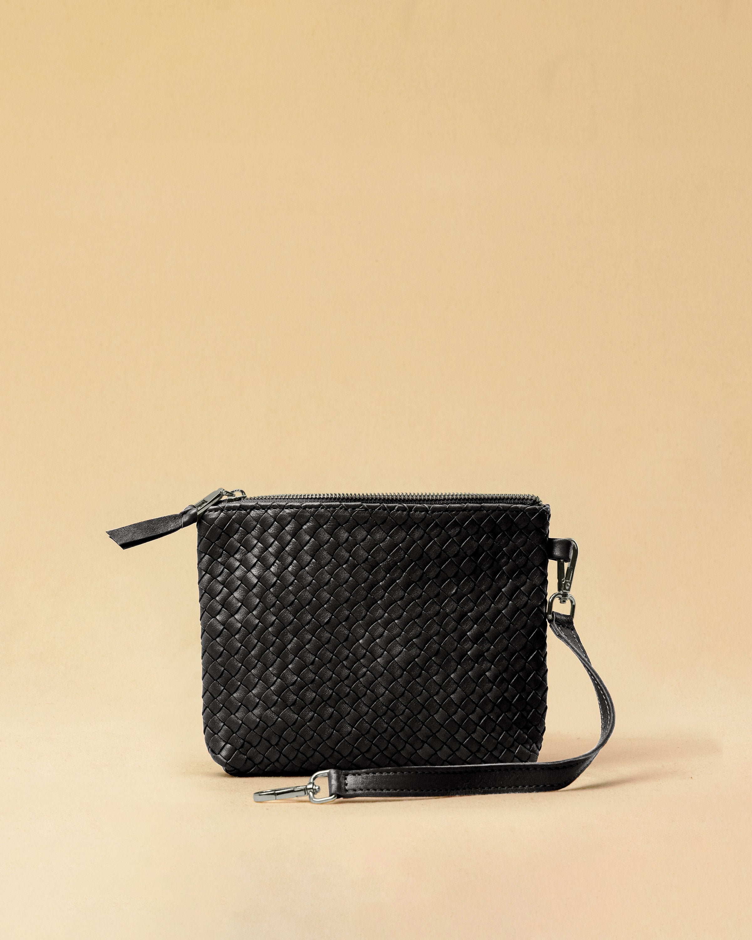 The Braided Pouch GAIA by LABEL17 is hand-braided from soft, vegetable-tanned nappa leather using an intricate braiding technique. Designed to carry your essentials, it features a leather strap with a carabiner, allowing you to wear it on its own or attach it seamlessly inside your LABEL17 bag.