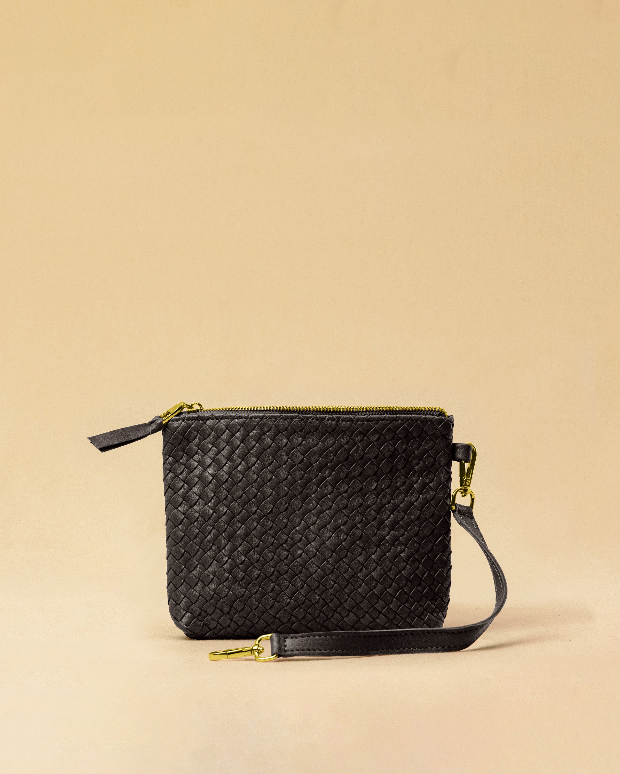 The Braided Pouch GAIA by LABEL17 is hand-braided from soft, vegetable-tanned nappa leather using an intricate braiding technique. Designed to carry your essentials, it features a leather strap with a carabiner, allowing you to wear it on its own or attach it seamlessly inside your LABEL17 bag.