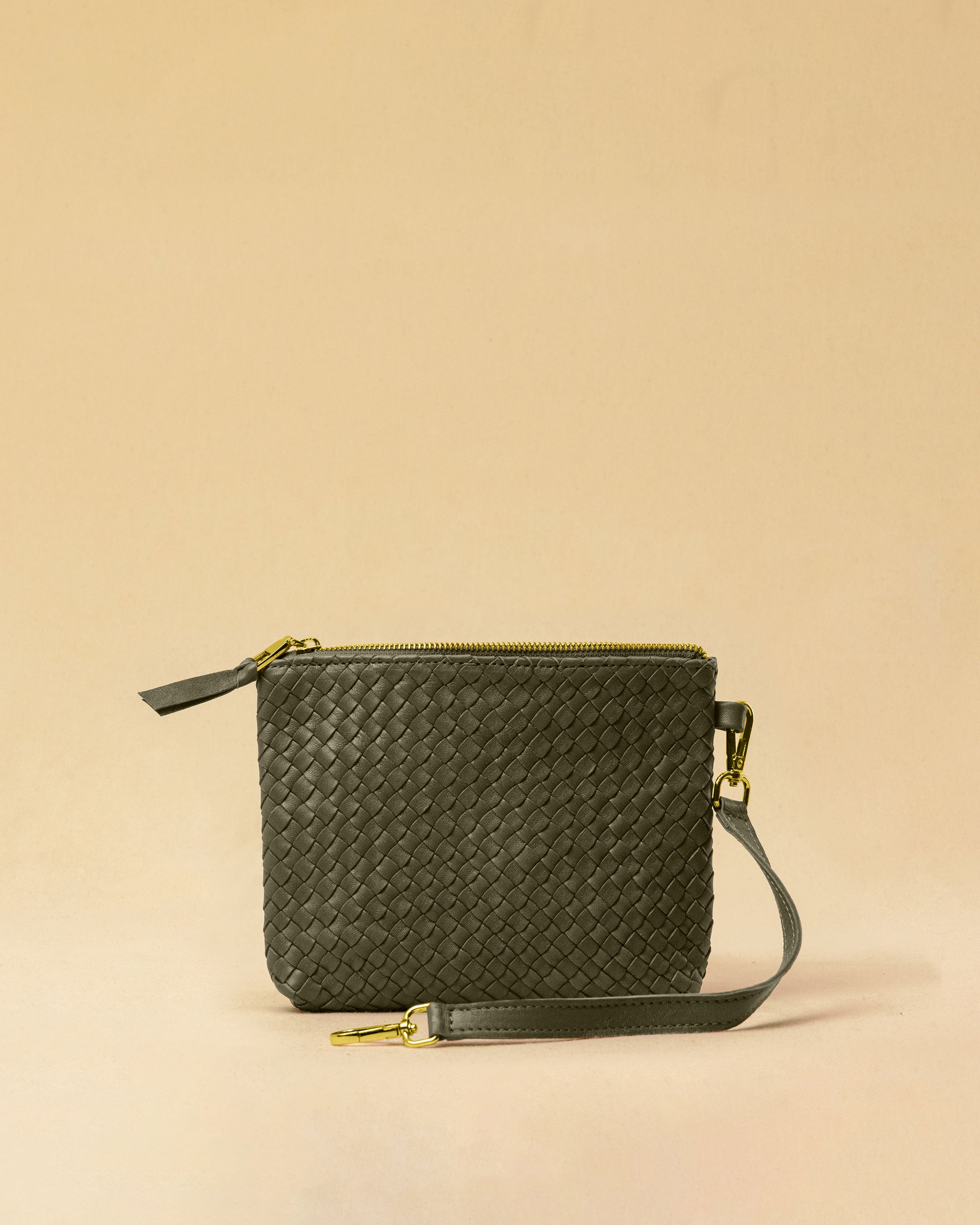 The Braided Pouch GAIA by LABEL17 is hand-braided from soft, vegetable-tanned nappa leather using an intricate braiding technique. Designed to carry your essentials, it features a leather strap with a carabiner, allowing you to wear it on its own or attach it seamlessly inside your LABEL17 bag.