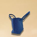 Die Braided Shopper Denim von LABEL17 verfügt über lange Schulterhenkel und einem Seitenfach mit Reissverschluss, gefertigt aus gewaschenem Denim in Baumwoll-Qualität und sorgfältig von Hand geflochten.