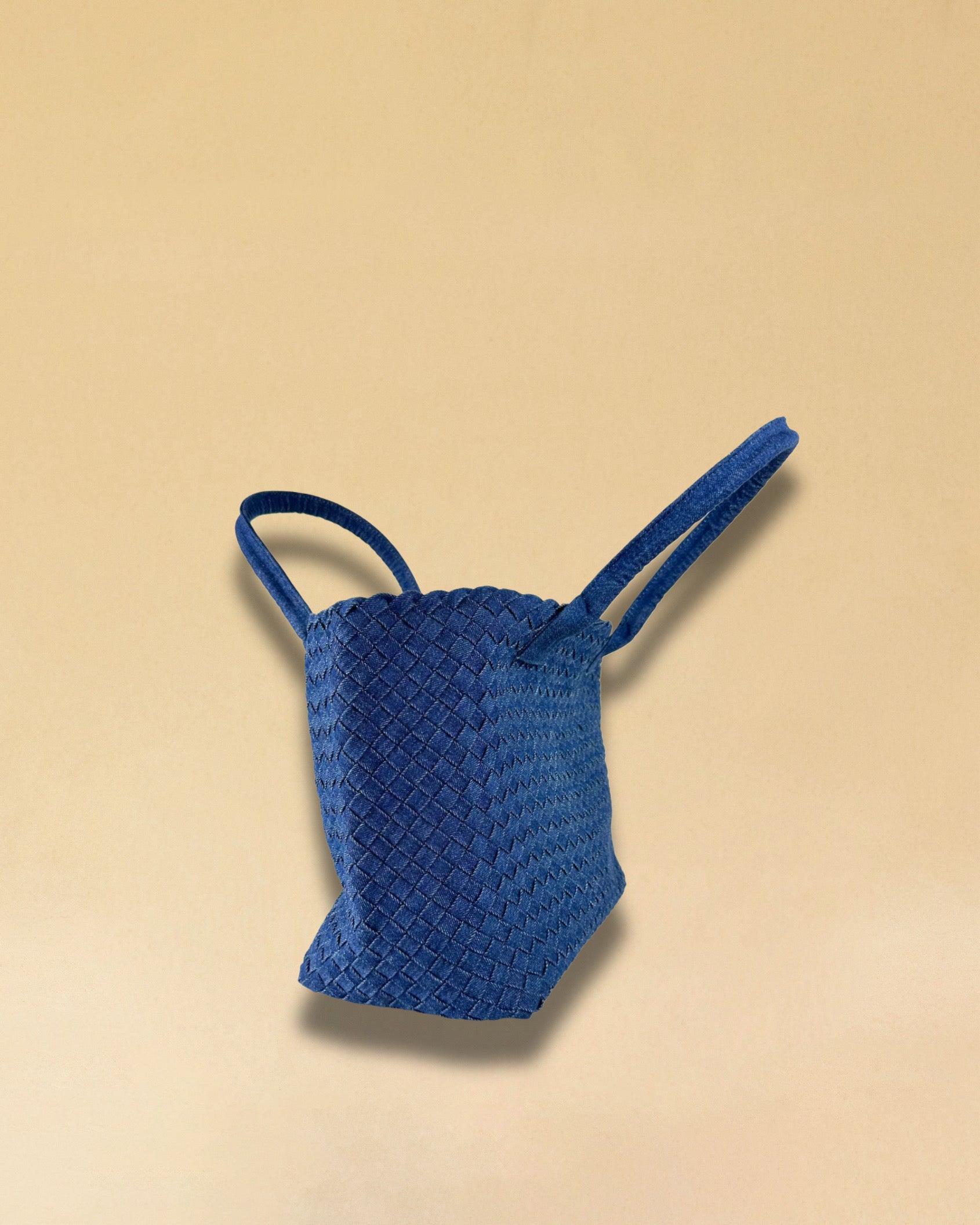 Die Braided Shopper Denim von LABEL17 verfügt über lange Schulterhenkel und einem Seitenfach mit Reissverschluss, gefertigt aus gewaschenem Denim in Baumwoll-Qualität und sorgfältig von Hand geflochten.