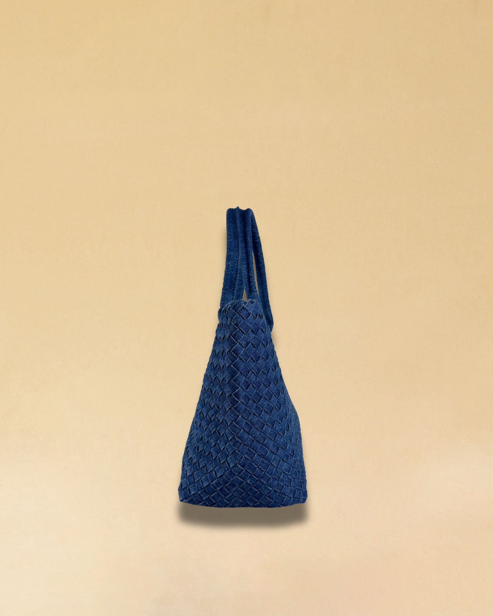 Die Braided Shopper Denim von LABEL17 verfügt über lange Schulterhenkel und einem Seitenfach mit Reissverschluss, gefertigt aus gewaschenem Denim in Baumwoll-Qualität und sorgfältig von Hand geflochten.