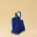 Die Braided Shopper Denim von LABEL17 verfügt über lange Schulterhenkel und einem Seitenfach mit Reissverschluss, gefertigt aus gewaschenem Denim in Baumwoll-Qualität und sorgfältig von Hand geflochten.