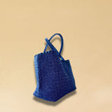 Die Braided Shopper Denim von LABEL17 verfügt über lange Schulterhenkel und einem Seitenfach mit Reissverschluss, gefertigt aus gewaschenem Denim in Baumwoll-Qualität und sorgfältig von Hand geflochten.