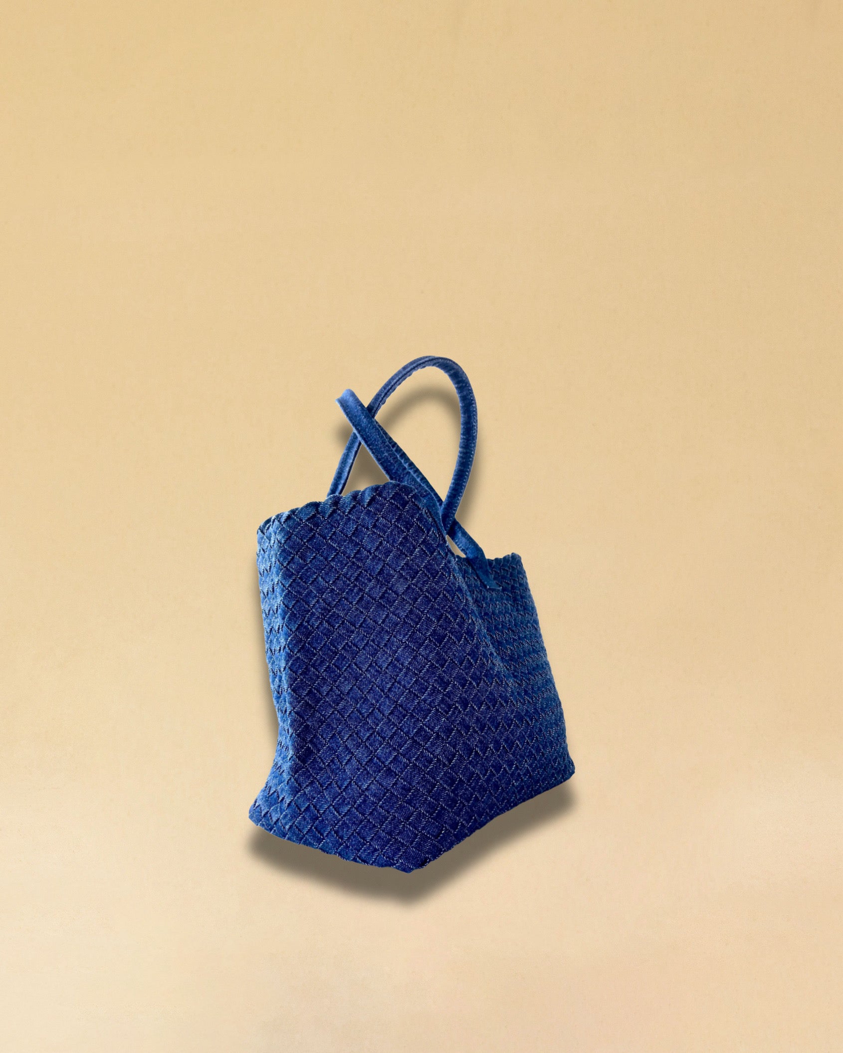 Die Braided Shopper Denim von LABEL17 verfügt über lange Schulterhenkel und einem Seitenfach mit Reissverschluss, gefertigt aus gewaschenem Denim in Baumwoll-Qualität und sorgfältig von Hand geflochten.