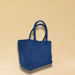 Die Braided Shopper Denim von LABEL17 verfügt über lange Schulterhenkel und einem Seitenfach mit Reissverschluss, gefertigt aus gewaschenem Denim in Baumwoll-Qualität und sorgfältig von Hand geflochten.