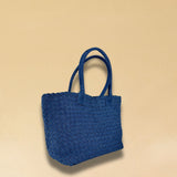 Die Braided Shopper Denim von LABEL17 verfügt über lange Schulterhenkel und einem Seitenfach mit Reissverschluss, gefertigt aus gewaschenem Denim in Baumwoll-Qualität und sorgfältig von Hand geflochten.