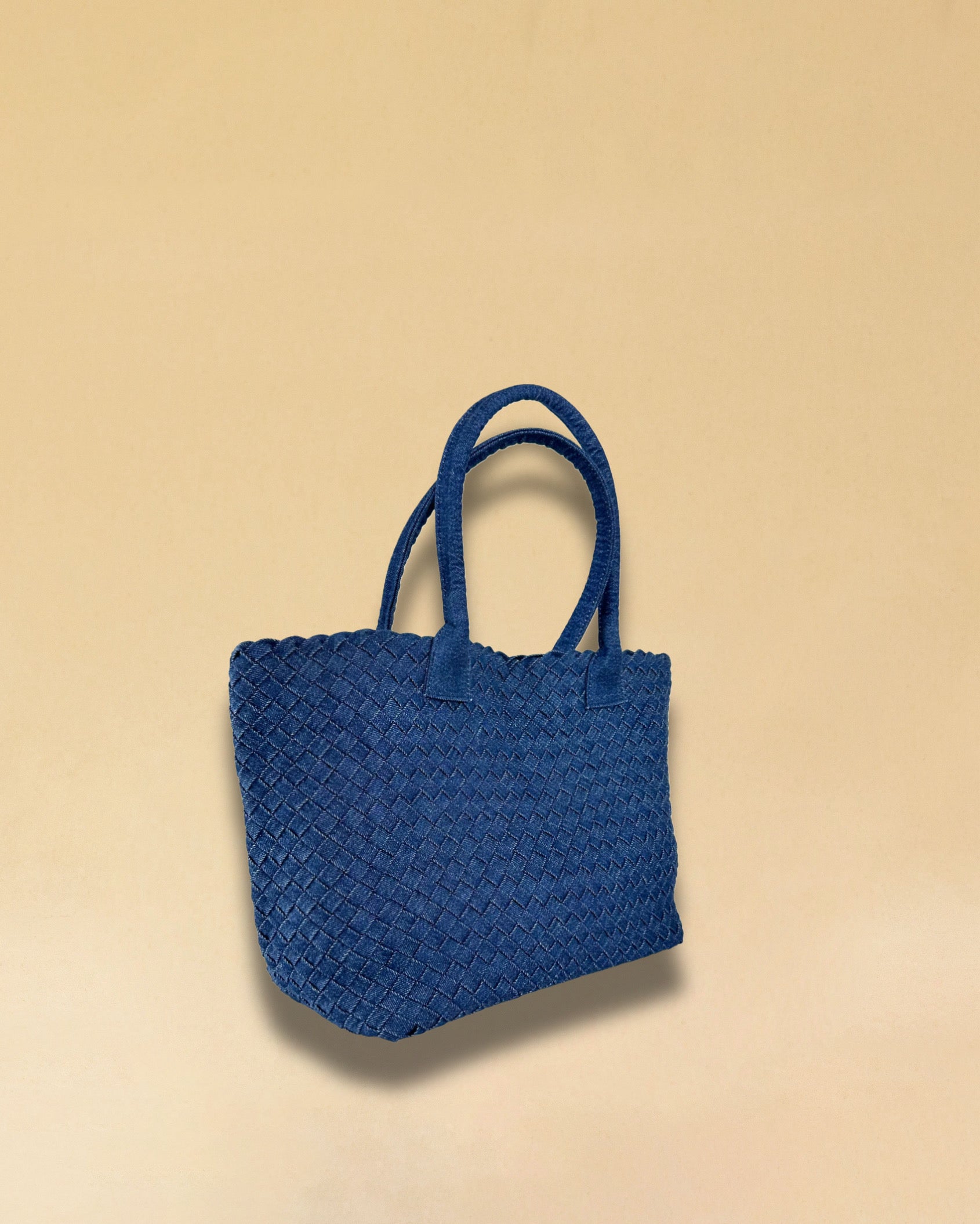 Die Braided Shopper Denim von LABEL17 verfügt über lange Schulterhenkel und einem Seitenfach mit Reissverschluss, gefertigt aus gewaschenem Denim in Baumwoll-Qualität und sorgfältig von Hand geflochten.