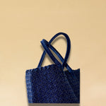 Die Braided Shopper Denim von LABEL17 verfügt über lange Schulterhenkel und einem Seitenfach mit Reissverschluss, gefertigt aus gewaschenem Denim in Baumwoll-Qualität und sorgfältig von Hand geflochten.