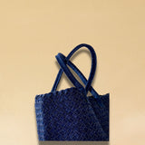 Die Braided Shopper Denim von LABEL17 verfügt über lange Schulterhenkel und einem Seitenfach mit Reissverschluss, gefertigt aus gewaschenem Denim in Baumwoll-Qualität und sorgfältig von Hand geflochten.