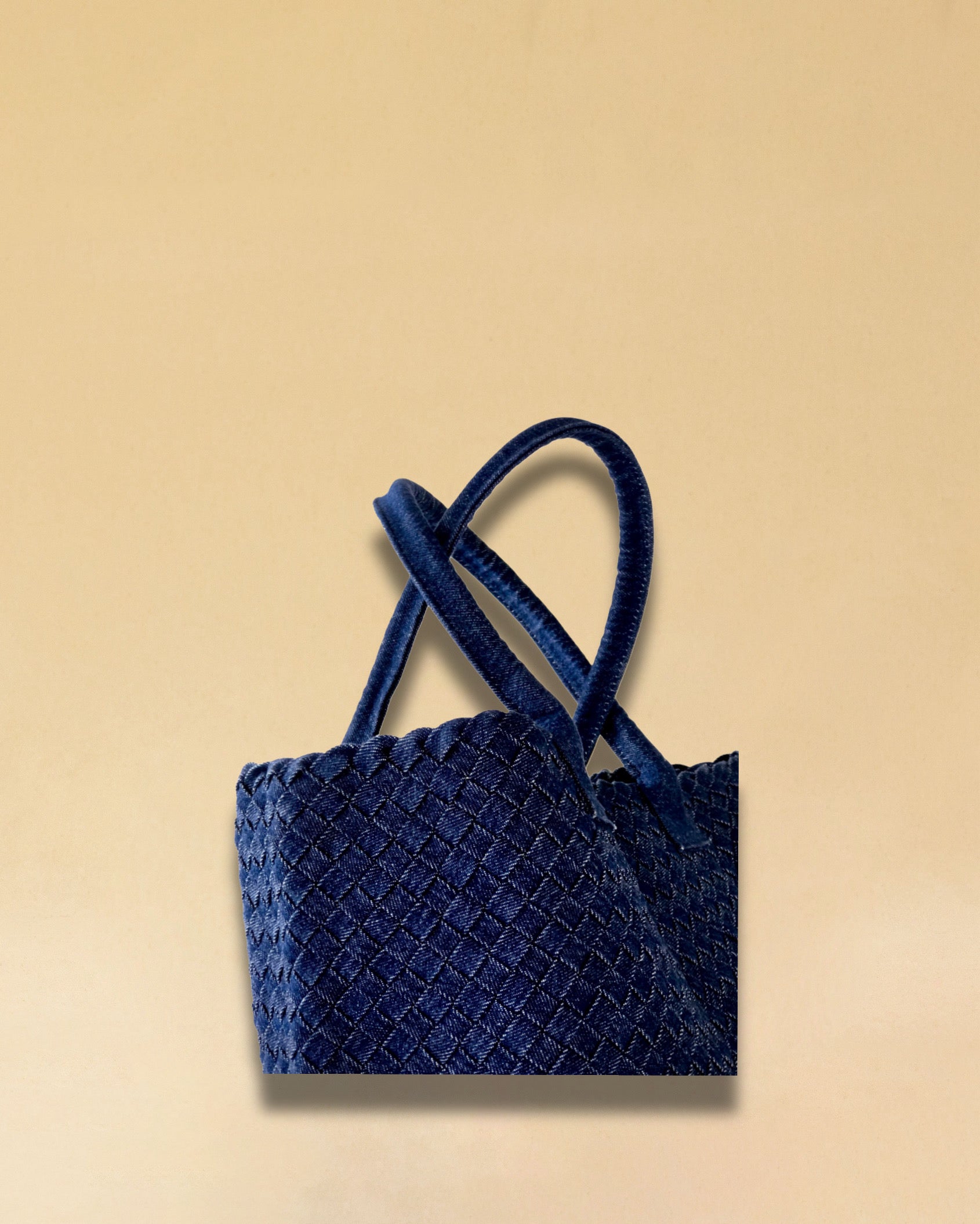 Die Braided Shopper Denim von LABEL17 verfügt über lange Schulterhenkel und einem Seitenfach mit Reissverschluss, gefertigt aus gewaschenem Denim in Baumwoll-Qualität und sorgfältig von Hand geflochten.