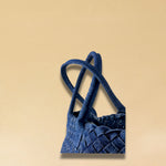 Die Braided Shopper Denim von LABEL17 verfügt über lange Schulterhenkel und einem Seitenfach mit Reissverschluss, gefertigt aus gewaschenem Denim in Baumwoll-Qualität und sorgfältig von Hand geflochten.