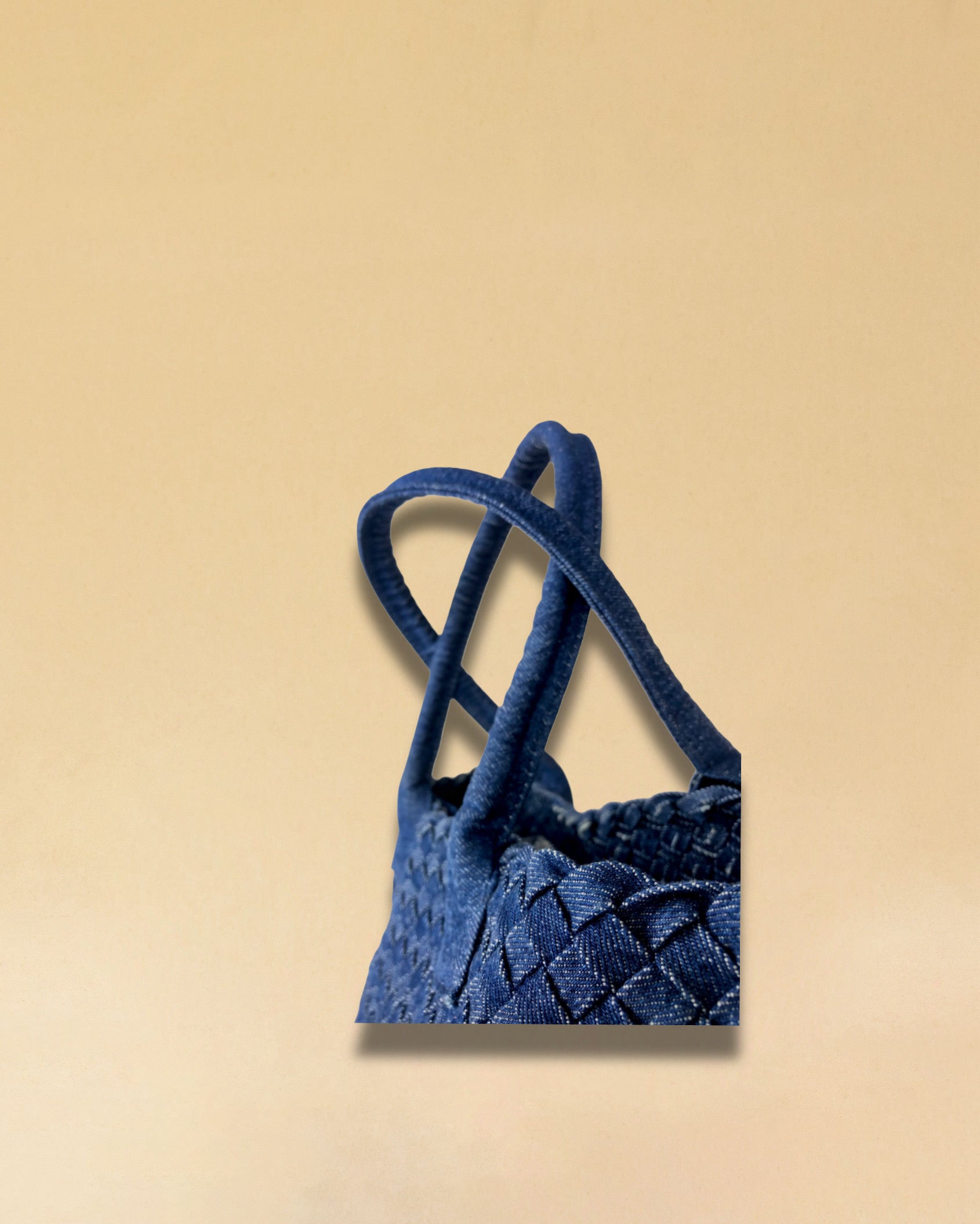 Die Braided Shopper Denim von LABEL17 verfügt über lange Schulterhenkel und einem Seitenfach mit Reissverschluss, gefertigt aus gewaschenem Denim in Baumwoll-Qualität und sorgfältig von Hand geflochten.