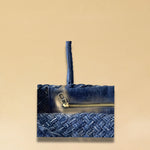 Die Braided Shopper Denim von LABEL17 verfügt über lange Schulterhenkel und einem Seitenfach mit Reissverschluss, gefertigt aus gewaschenem Denim in Baumwoll-Qualität und sorgfältig von Hand geflochten.