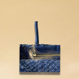 Die Braided Shopper Denim von LABEL17 verfügt über lange Schulterhenkel und einem Seitenfach mit Reissverschluss, gefertigt aus gewaschenem Denim in Baumwoll-Qualität und sorgfältig von Hand geflochten.