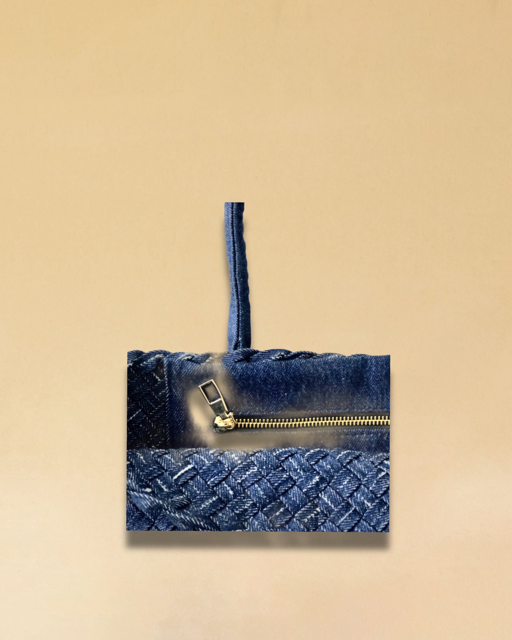 Die Braided Shopper Denim von LABEL17 verfügt über lange Schulterhenkel und einem Seitenfach mit Reissverschluss, gefertigt aus gewaschenem Denim in Baumwoll-Qualität und sorgfältig von Hand geflochten.