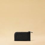 The three-piece Braided Portemonnaie TRINITY by LABEL17 is an ensemble of refined functionality and craftsmanship – made from supple, hand-braided nappa leather. It features a woven zip-around case and two removable inner pouches: one for cards, one for coins.
Handmade in Morocco.