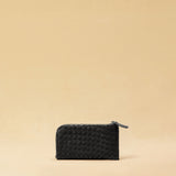 The three-piece Braided Portemonnaie TRINITY by LABEL17 is an ensemble of refined functionality and craftsmanship – made from supple, hand-braided nappa leather. It features a woven zip-around case and two removable inner pouches: one for cards, one for coins.
Handmade in Morocco.