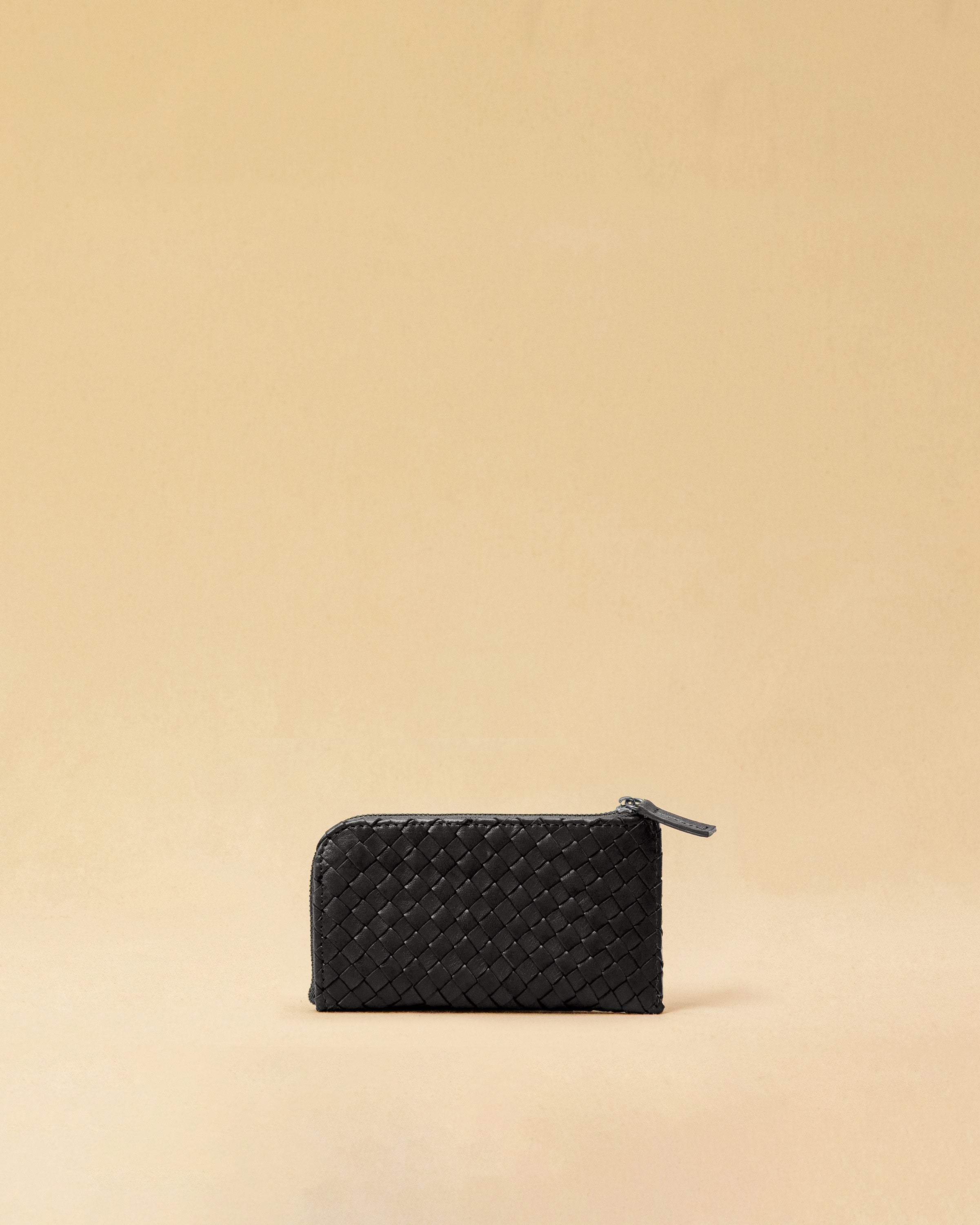 The three-piece Braided Portemonnaie TRINITY by LABEL17 is an ensemble of refined functionality and craftsmanship – made from supple, hand-braided nappa leather. It features a woven zip-around case and two removable inner pouches: one for cards, one for coins.
Handmade in Morocco.