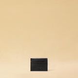 The three-piece Braided Portemonnaie TRINITY by LABEL17 is an ensemble of refined functionality and craftsmanship – made from supple, hand-braided nappa leather. It features a woven zip-around case and two removable inner pouches: one for cards, one for coins.
Handmade in Morocco.