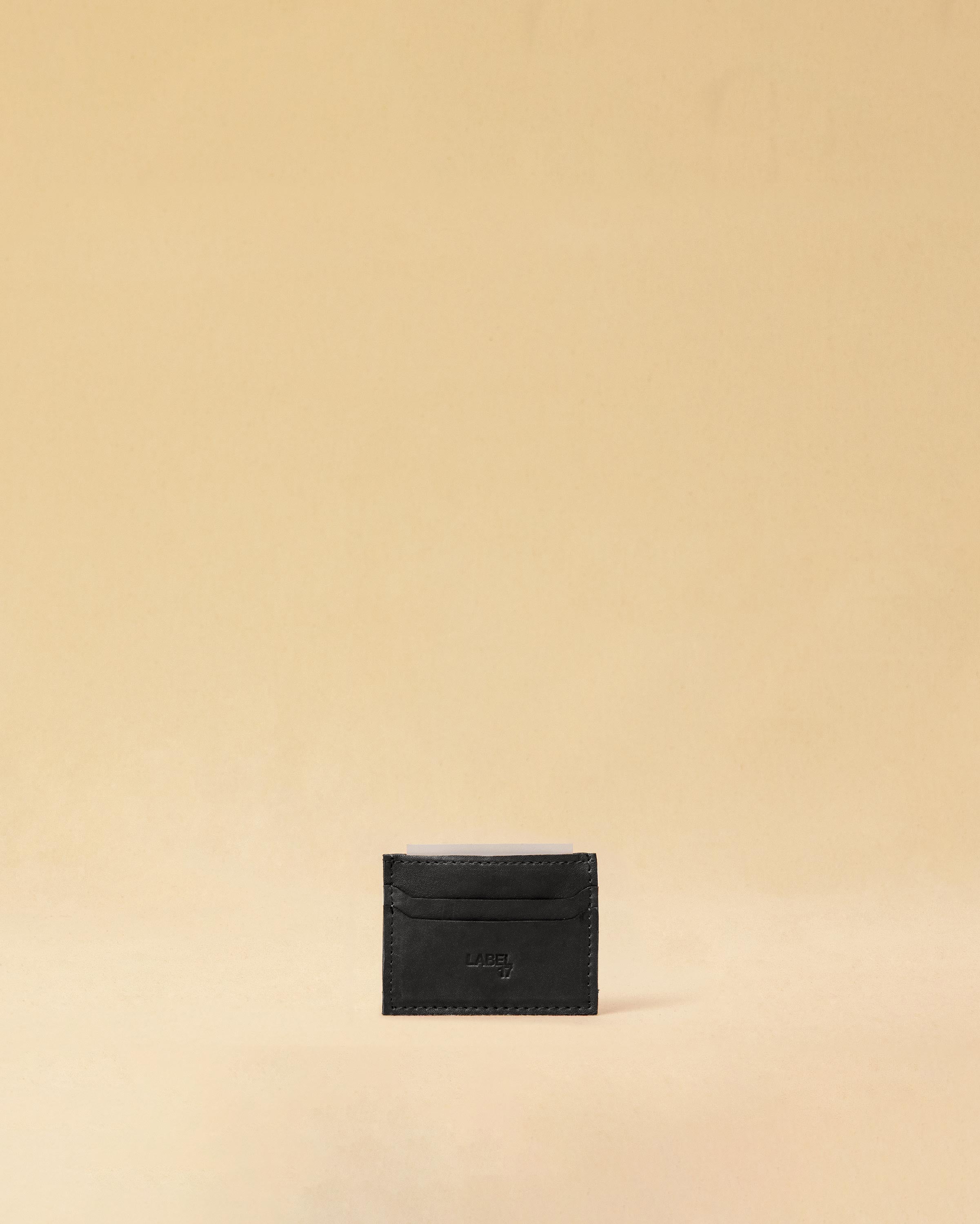 The three-piece Braided Portemonnaie TRINITY by LABEL17 is an ensemble of refined functionality and craftsmanship – made from supple, hand-braided nappa leather. It features a woven zip-around case and two removable inner pouches: one for cards, one for coins.
Handmade in Morocco.